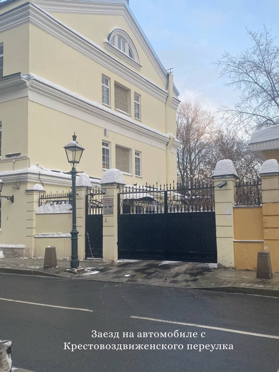 Чёрные ворота в Крестовоздвиженском переулке