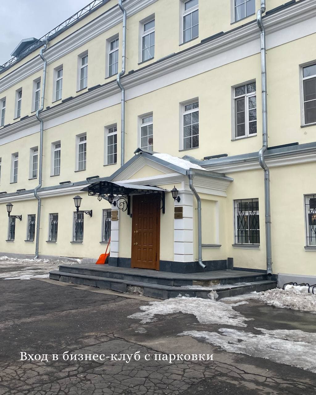 Паркинг и вход в клуб